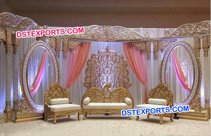 Decorated Thin Pillar Wedding Stage